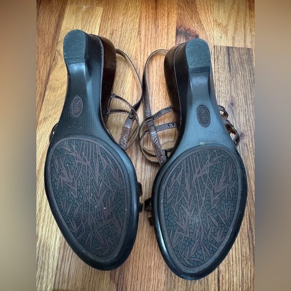 Sofft Brown Patent Leather Slingback Wedge Sandals With Gold Hardware - Picture 6 of 6